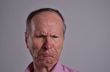 Komik suratlı yaşlı adam