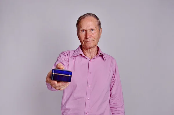 Homem segurando uma pequena caixa — Fotografia de Stock