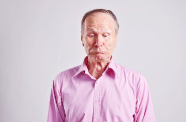 adam burnunu gri arka plan üzerine bakarak gözleri ile