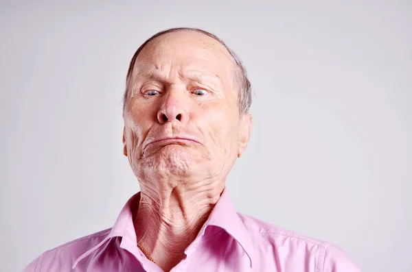 Hombre loco sobre fondo gris — Foto de Stock