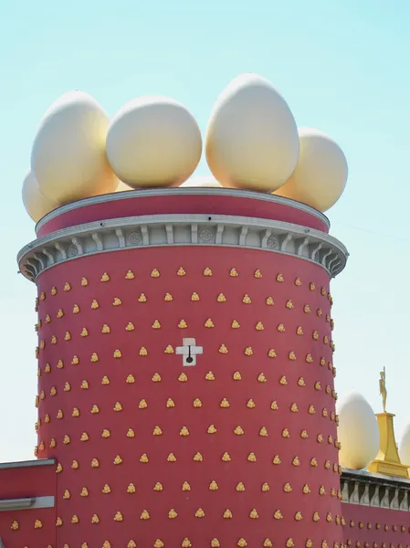 Eier auf salvador dali museum, figueras, spanien — Stockfoto