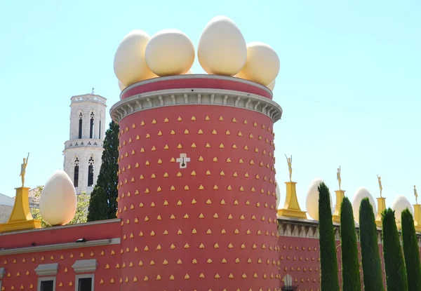 Eier auf salvador dali museum, figueras, spanien — Stockfoto