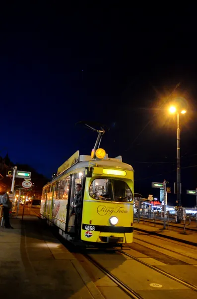 Strada con il tipico tram giallo — Foto Stock