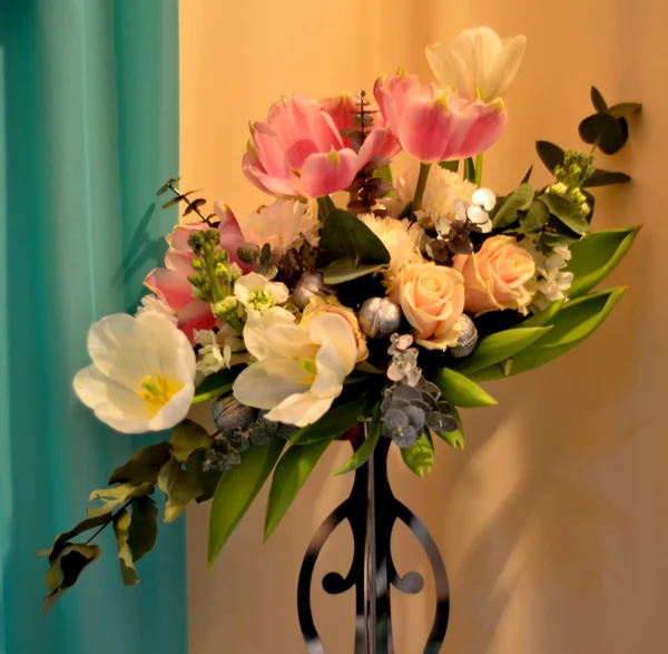 Bouquet di Matrimonio rose e fiori di tulipani — Foto Stock