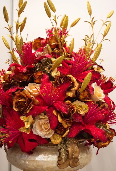 Kırmızı ve altın çiçek — Stok fotoğraf