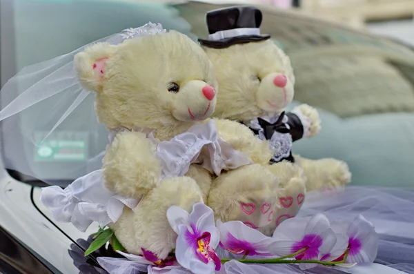 Wedding teddy bears sitting on car — Stock Photo, Image