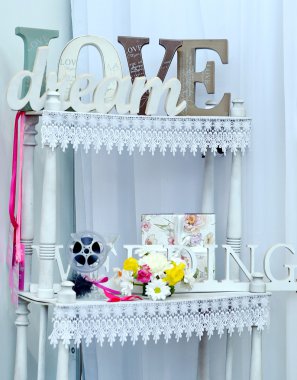 Beyaz ahşap harflerden kelime aşk yaptı