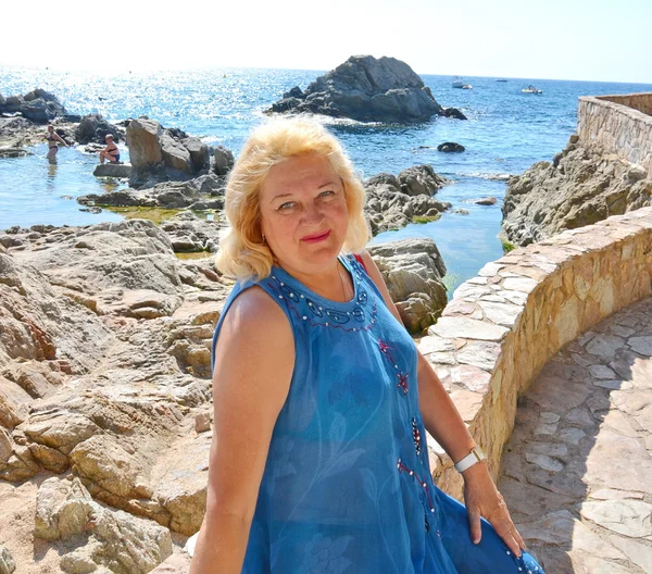 Vrouw genieten van de zomer en natuur in zomerdag — Stockfoto