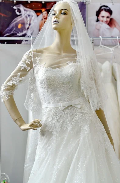 Schaufensterpuppe im weißen Hochzeitskleid — Stockfoto