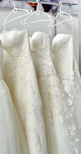 Collection de robes de mariée sur cintres dans la boutique — Photo