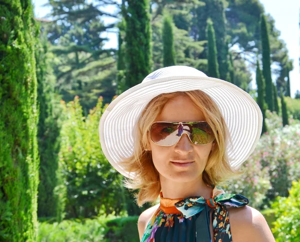 Hermosa chica en sombrero, fondo de la naturaleza. Viajes y vacaciones. Concepto de libertad — Foto de Stock