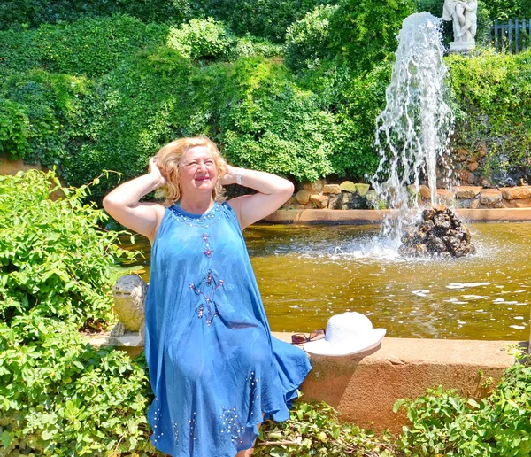 Mujer disfrutando del verano y la naturaleza en día de verano — Foto de Stock