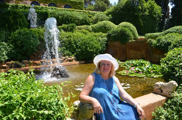 Mujer disfrutando del verano y la naturaleza en día de verano — Foto de Stock