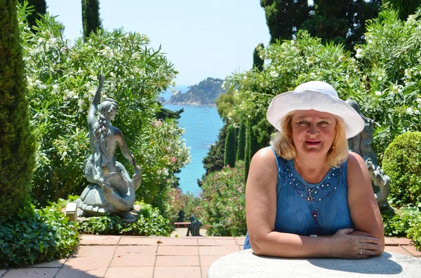 Mooie vrouw in hoed, in de zomer, natuur achtergrond. reizen en vakantie concept — Stockfoto