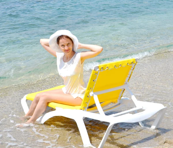 Sourire heureux modèle féminin en robe d'été blanche profiter de la nature pendant les vacances de voyage en plein air — Photo