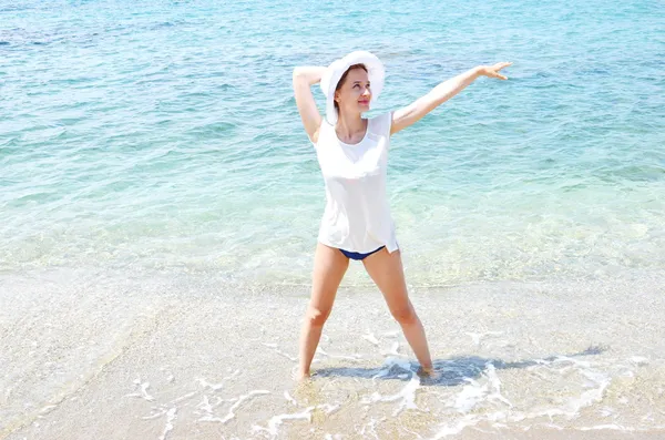 年轻、 性感、 美丽、 苗条的女人，对 beach.summer 节日和假日。 — 图库照片