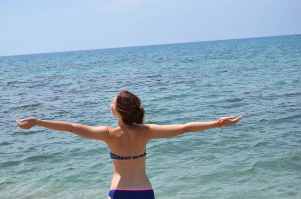 Lykkelig kvinne hviler på stranden – stockfoto