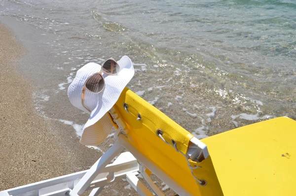 Concept de plage Chapeau blanc et lunettes de soleil sur la plage — Photo