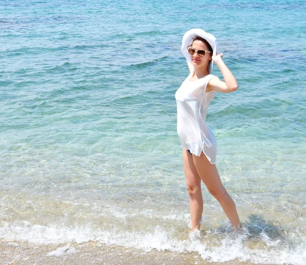 Mladá, krásná, štíhlá a sexy žena na pláži — Stock fotografie