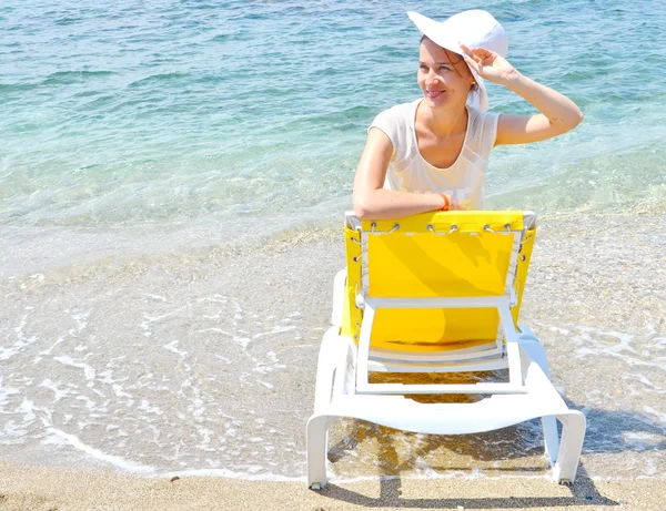 Jonge, mooie, slanke en sexy vrouw op het strand — Stockfoto