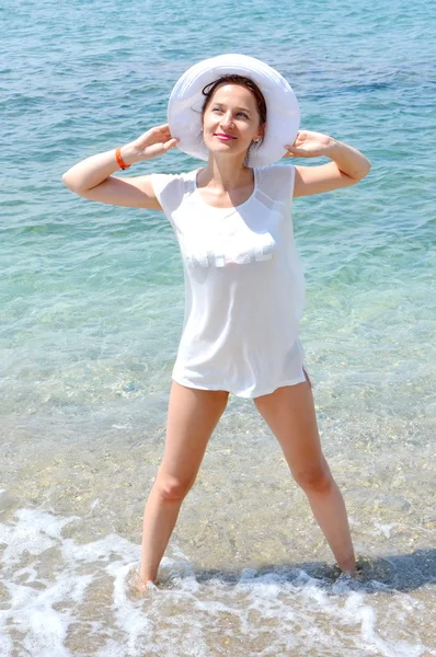 Mladá, krásná, štíhlá a sexy žena na pláži — Stock fotografie