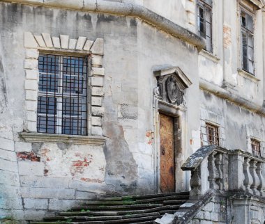 Eski pencere ve beyaz duvar