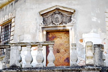 Eski pencere ve beyaz duvar