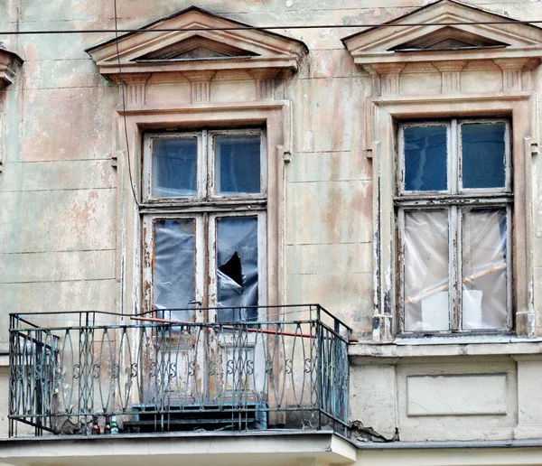 Altes Fenster und die weiße Wand — Stockfoto