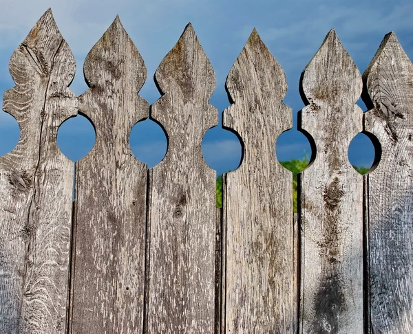 Clôture en bois sur fond bleu foncé ciel avec espace de copie — Photo