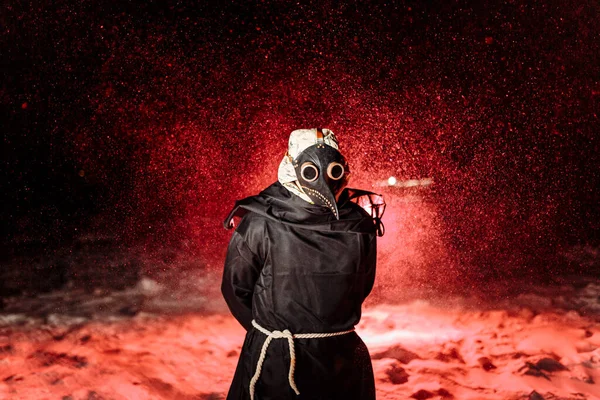 Ortaçağ veba doktoru kar yağışı altında duruyor. Ortaçağ Avrupa 'sı. Cadılar Bayramı