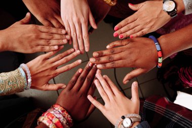 Çok uluslu Afrikalı, Latin Amerikalı ve Avrupalı insanlardan oluşan mutlu bir grup el ele tutuşuyor..