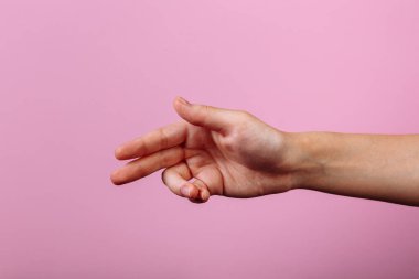 Öğretim: yemek çubuklarıyla nasıl yenir. Pembe arka planda izole edilmiş. Adım 1.