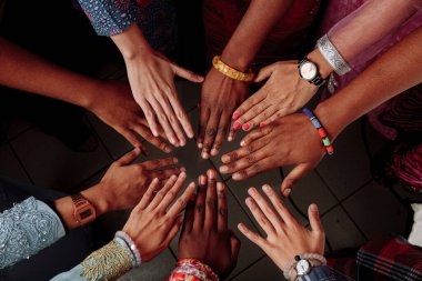Daire içinde mutlu bir şekilde bir arada kalan Afrikalı ların mutlu grubunun elleri.