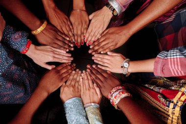 Çok uluslu Afrikalı, Latin Amerikalı ve Avrupalı insanlardan oluşan mutlu bir grup el ele tutuşuyor..
