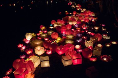 Geceleri su üzerinde yüzen kağıt fenerler.