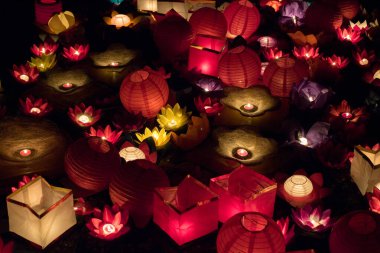 Geceleri su üzerinde yüzen kağıt fenerler.