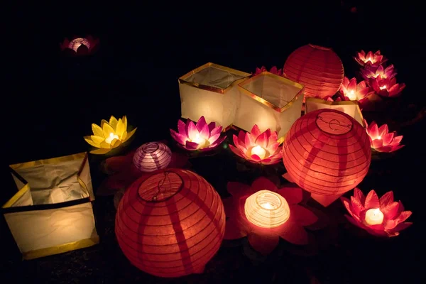 Faroles Papel Flotante Agua Por Noche — Foto de Stock