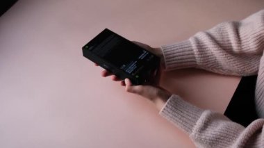 Kadın elleri iPhone 13 'ü açıyor. Bölüm 3 Moskova, Rusya, Aralık 12021.