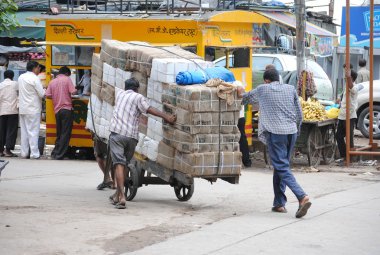 insanlar yeni delhi bir arabası itme