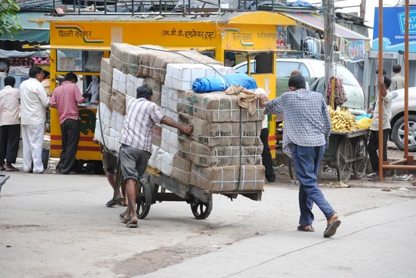 insanlar yeni delhi bir arabası itme