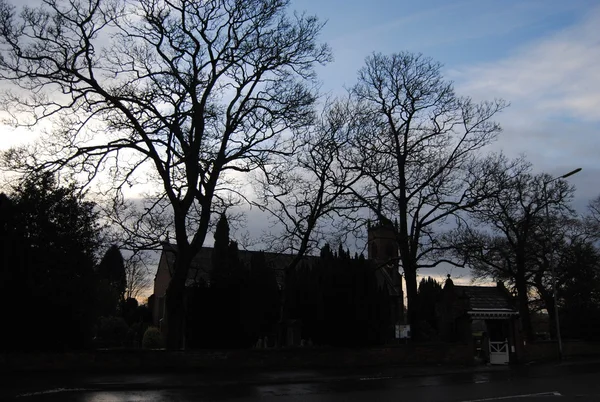 Igreja com cemitério Silhouette, Inglaterra, Reino Unido — Fotografia de Stock
