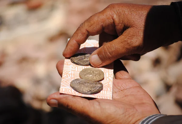 Monedas antiguas en un mercado en Petra, Jordania — Foto de Stock