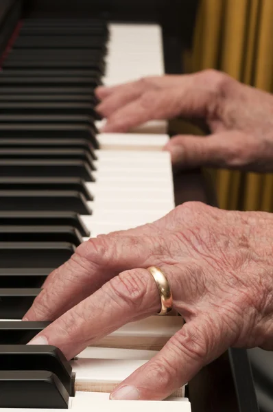 ピアノの古い手 — ストック写真