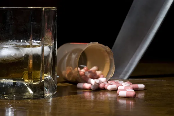 Tabletten, Alkohol und Messer — Stockfoto