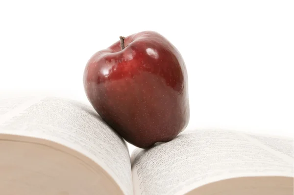 Apple op boek — Stockfoto