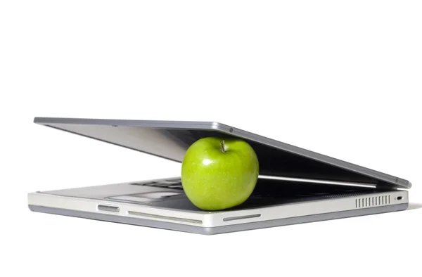 Jabłko jedzenie laptopa — Zdjęcie stockowe