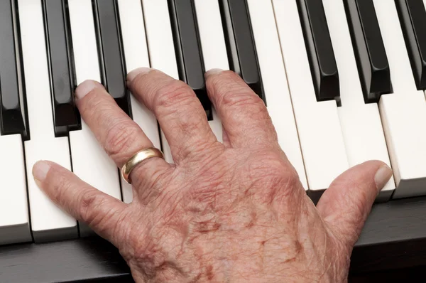 ピアノの鍵盤を古い手 — ストック写真
