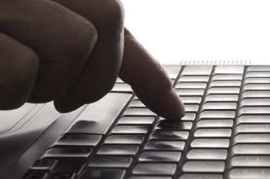 Parmakların üstünde laptop