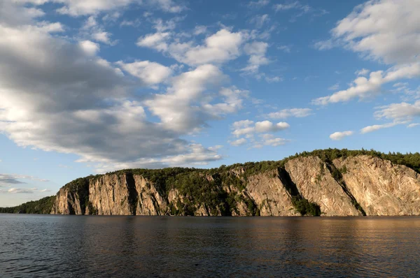 Northern Ontario Lake and Cliffside — Stock Photo, Image