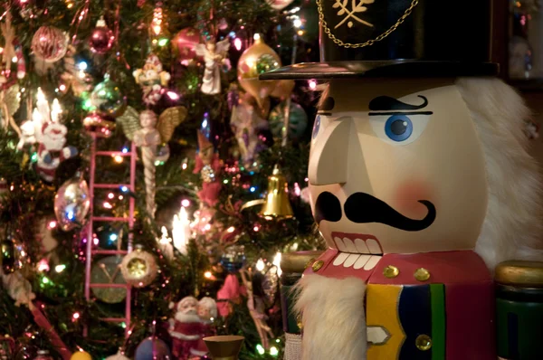 クリスマス ツリーとくるみ割り人形 — ストック写真